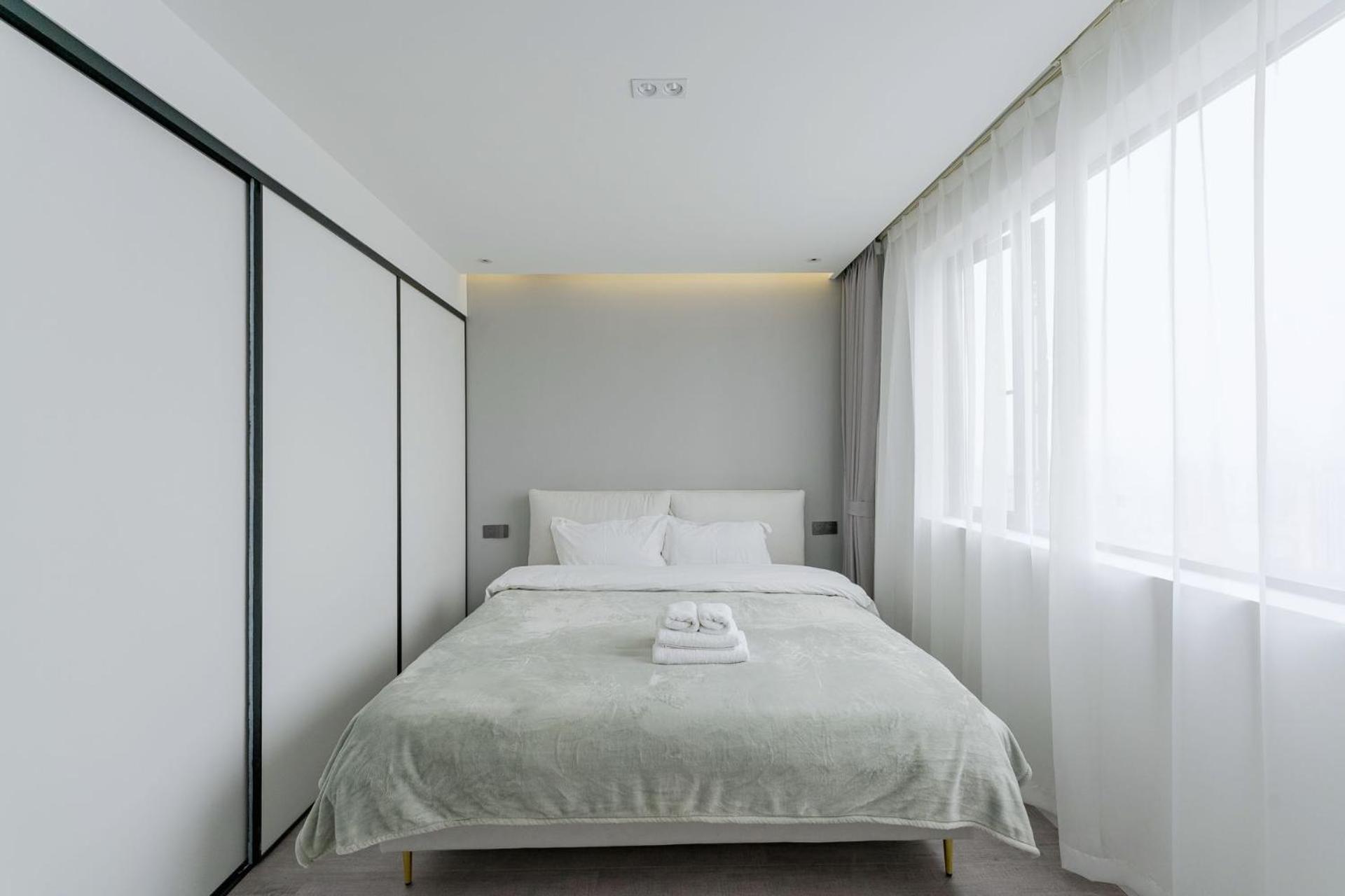 Eastern Hub - Zhongshan Park Metro Station 50m, Modern Light Three-bedroom