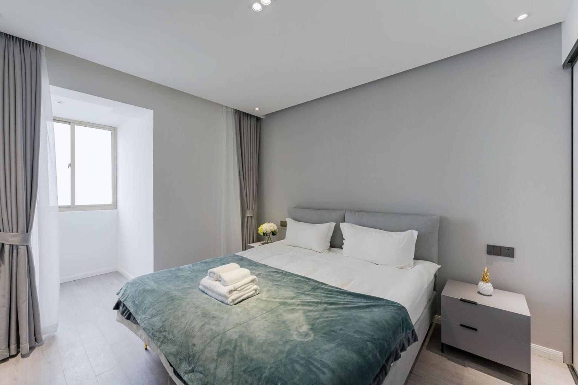Eastern Hub - Zhongshan Park Metro Station 50m, Modern Light Three-bedroom *