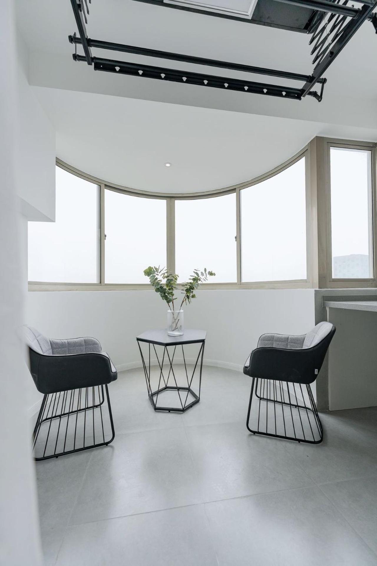 Apartment Eastern Hub - Zhongshan Park Metro Station 50m, Modern Light Three-bedroom