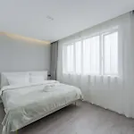 Eastern Hub - Zhongshan Park Metro Station 50M, Modern Light Three-Bedroom Apartment