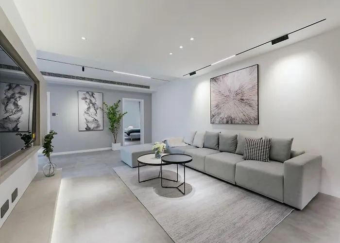 Eastern Hub - Zhongshan Park Metro Station 50M, Modern Light Three-Bedroom Apartment
